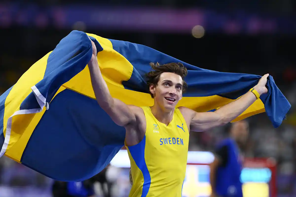 Olympiade 2024: Armand Duplantis holt Gold und schafft einen neuen Weltrekord